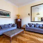 Apartament luster i obrazów